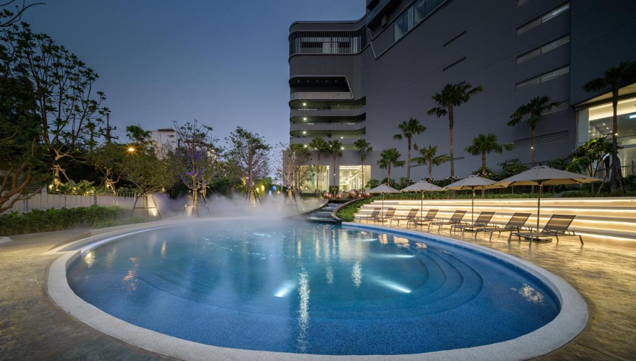 Grande Centre Point Space Pattaya Exterior foto The outdoor pool at the hotel