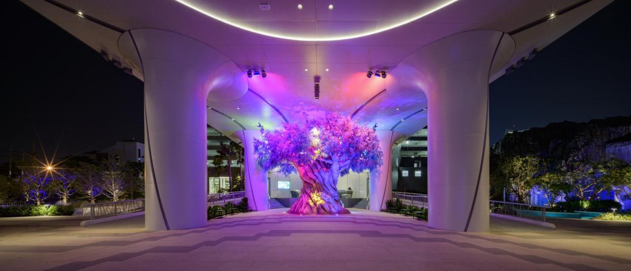 Grande Centre Point Space Pattaya Exterior foto The Tree of Life at the entrance of the hotel