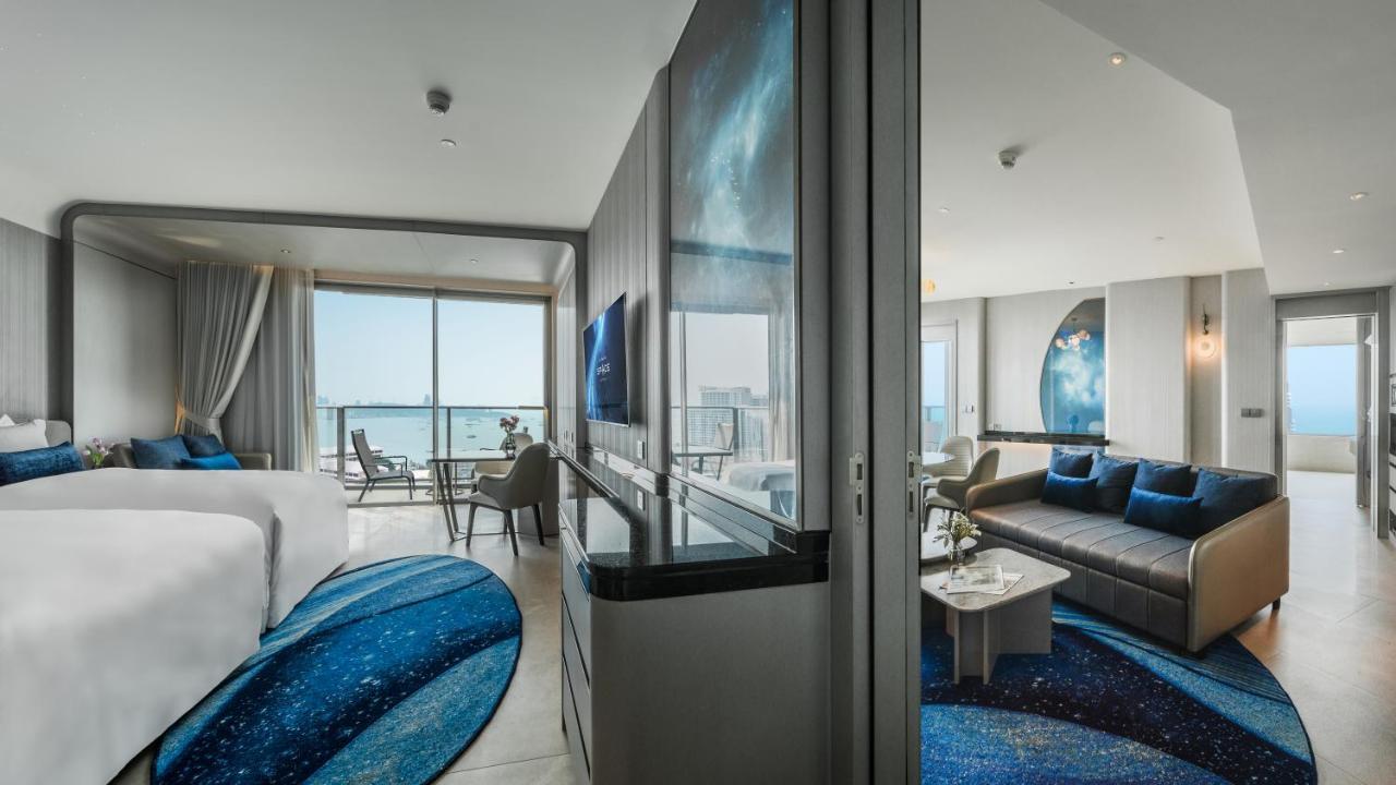 Grande Centre Point Space Pattaya Exterior foto A suite at the hotel