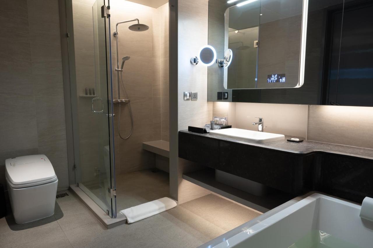 Grande Centre Point Space Pattaya Exterior foto A shower cubicle