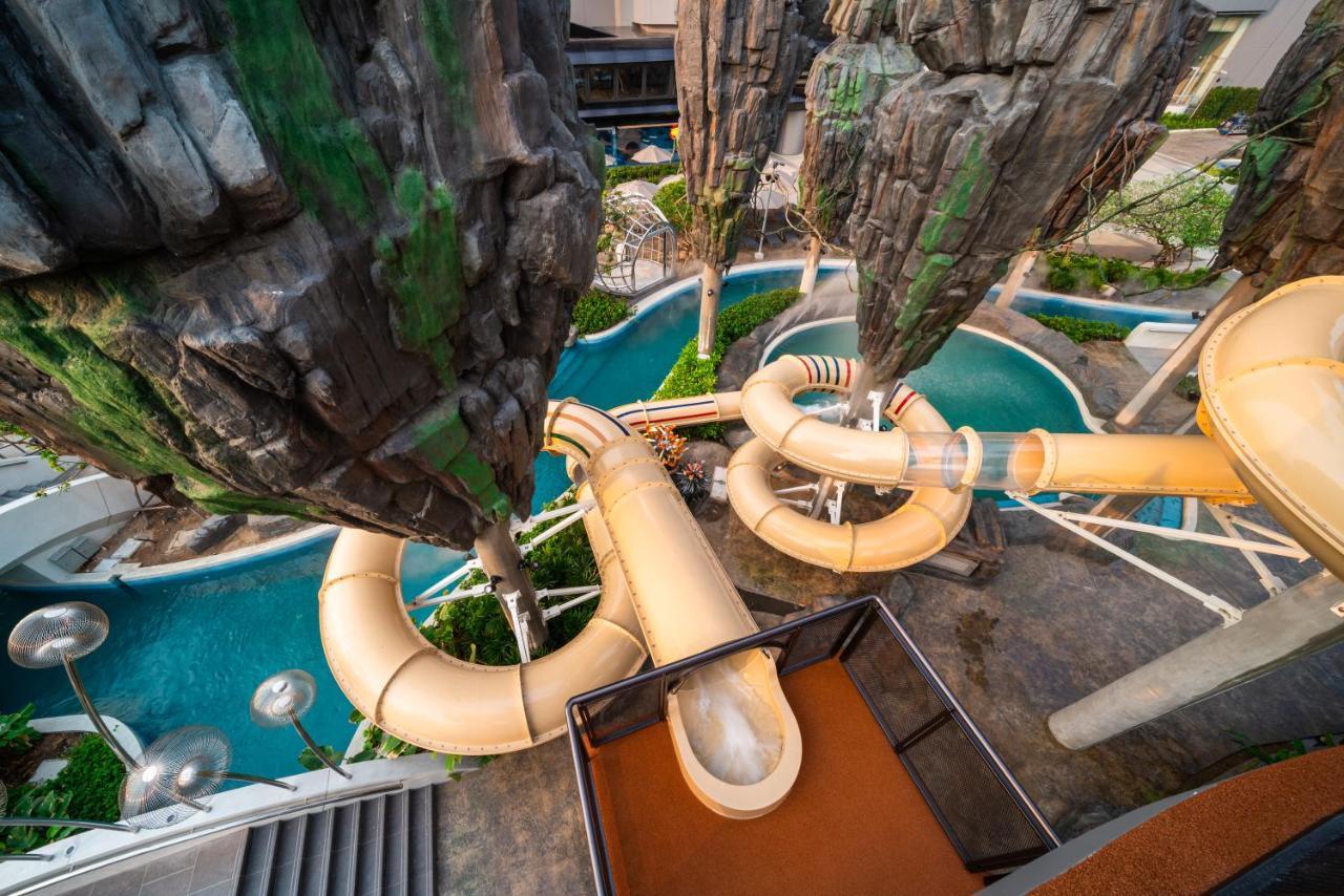 Grande Centre Point Space Pattaya Exterior foto Water slides at Splash Jungle Water Park