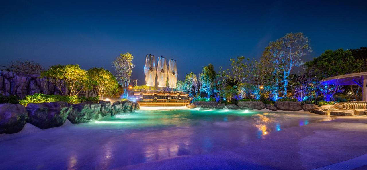 Grande Centre Point Space Pattaya Exterior foto The park at night