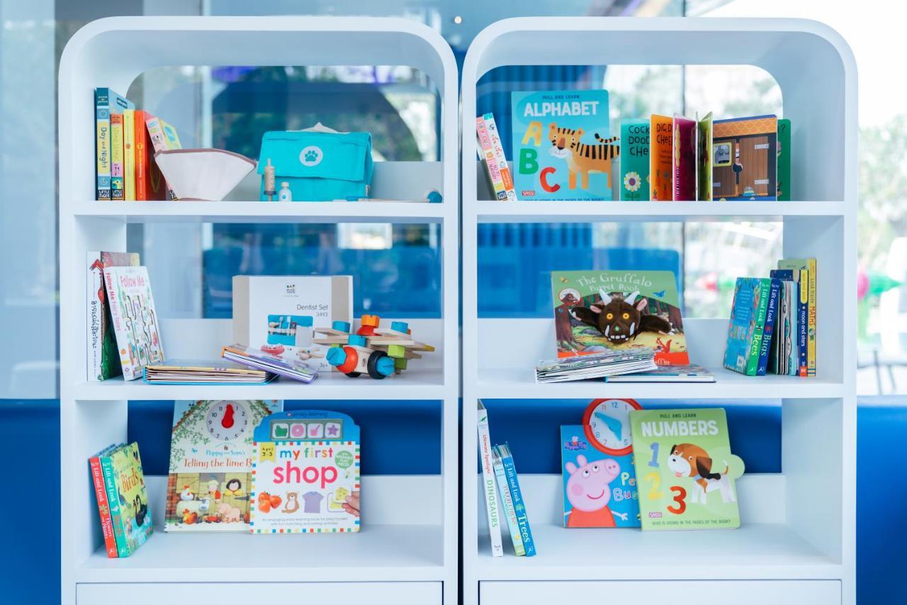 Grande Centre Point Space Pattaya Exterior foto Children's books at a library